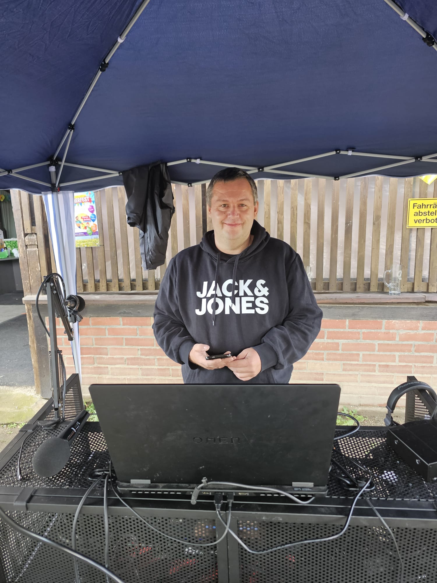 DJ EngaL legt auf einem Sommerfest in Leipzig auf